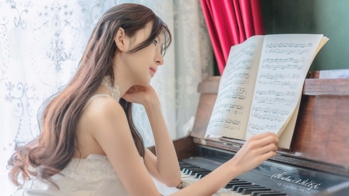 绝美钢琴女神4K超清壁纸，3840x2160高清大图，一键下载！