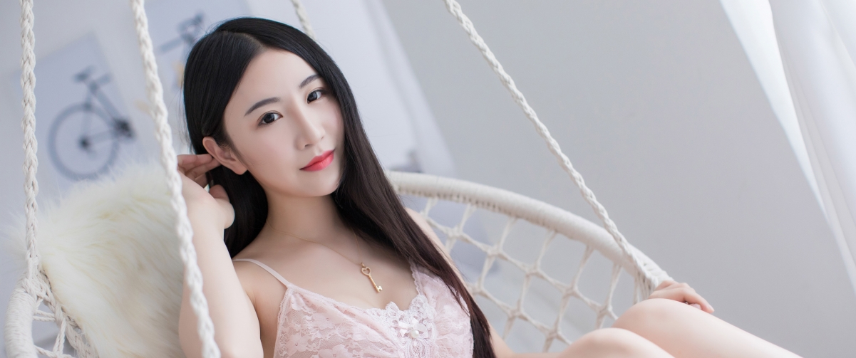 室内吊椅高清壁纸，清纯美女谢芷馨，4K超清画质，3440x1440免费下载