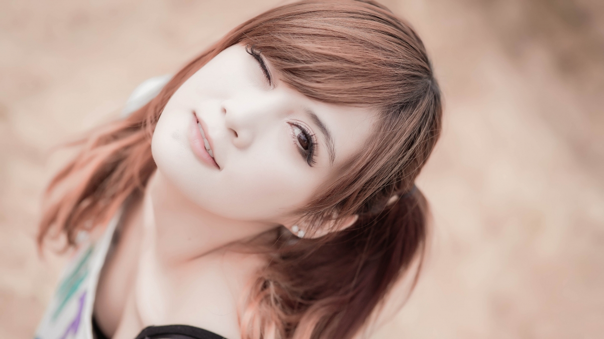 美女闭眼4K高清壁纸，惊艳美图，3840x2160分辨率畅享下载