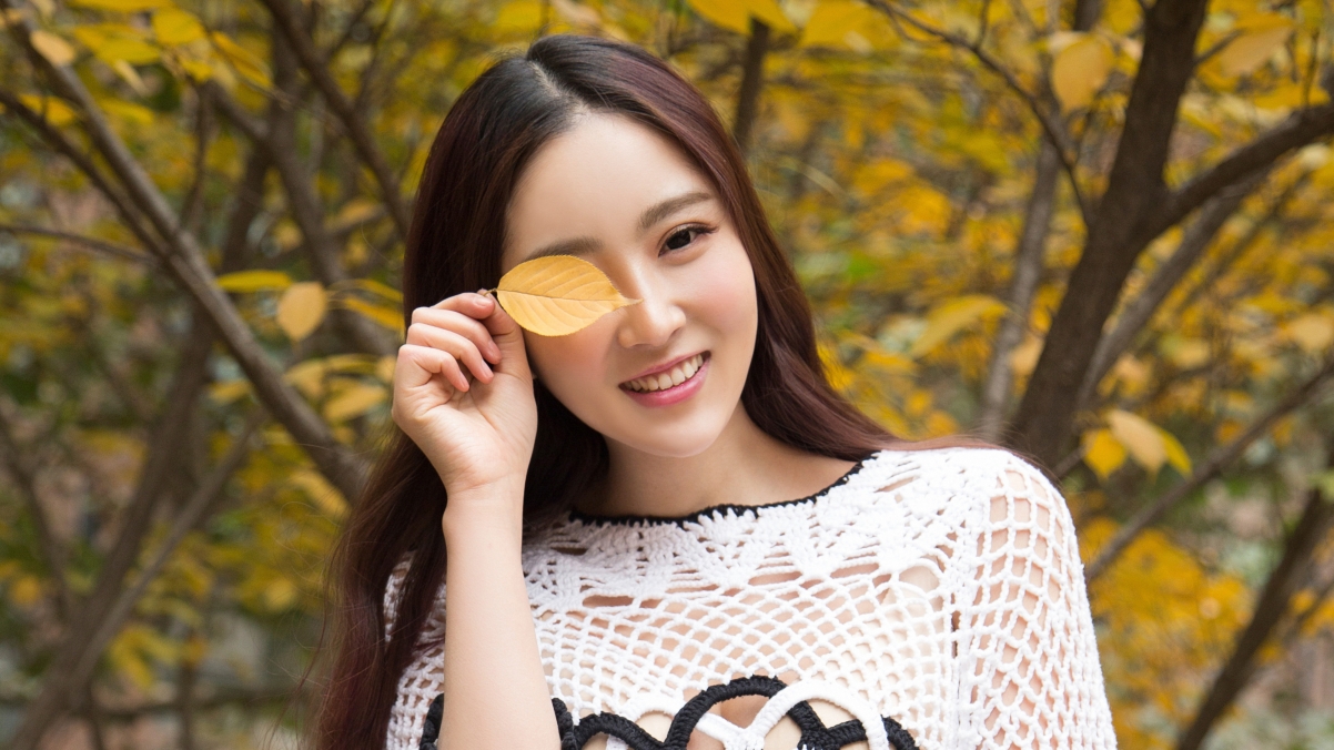 秋韵美女户外写真，高清4K树叶壁纸，3840x2160分辨率，畅享美景下载