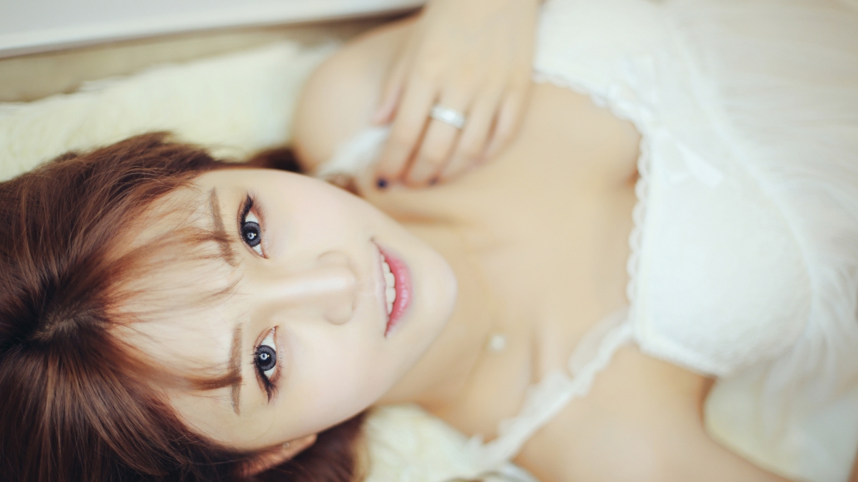 精致美女写真，床上白色睡衣魅力四溢，超清4K壁纸免费下载