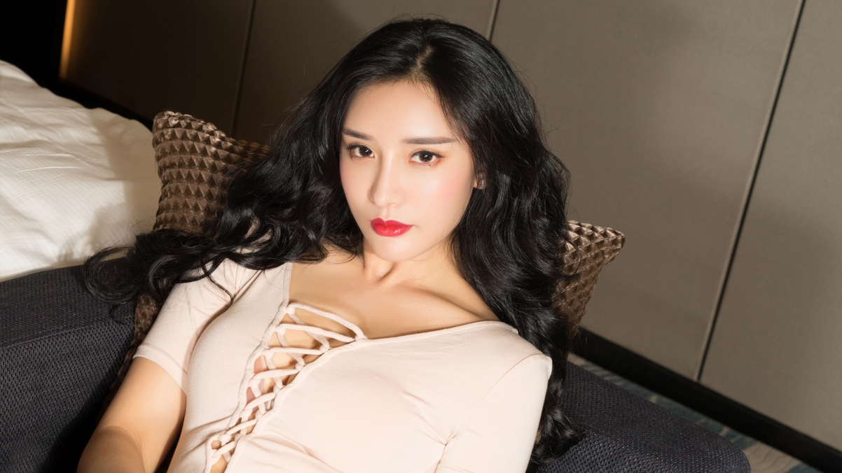 小西沙发美女模特惊艳亮相，超高清4K壁纸，3840x2160分辨率免费下载