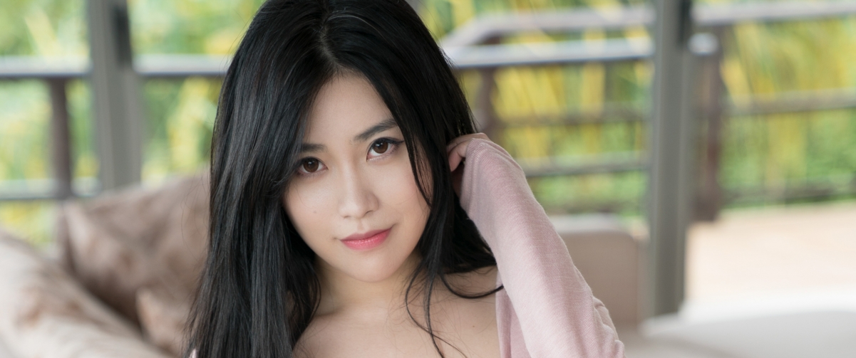 Sabrina长发美女模特高清4K壁纸，3440x1440超清大图，免费下载