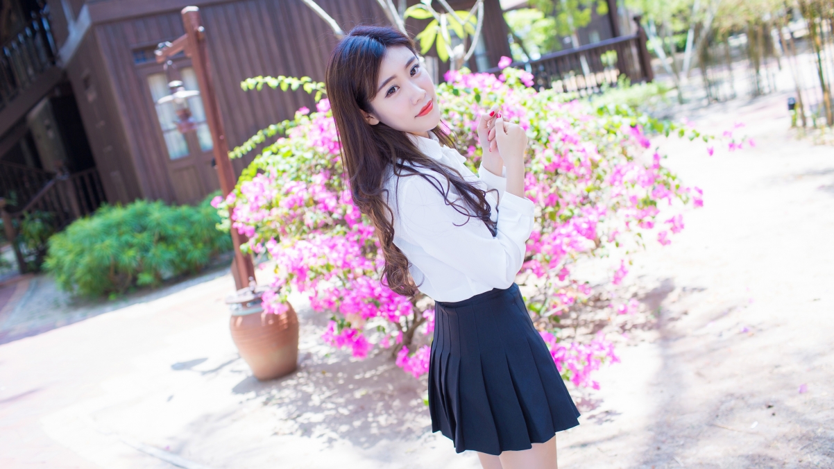 程小烦不烦，长发短裙美女惊艳登场，超清4K壁纸高清下载，尽享视觉盛宴！