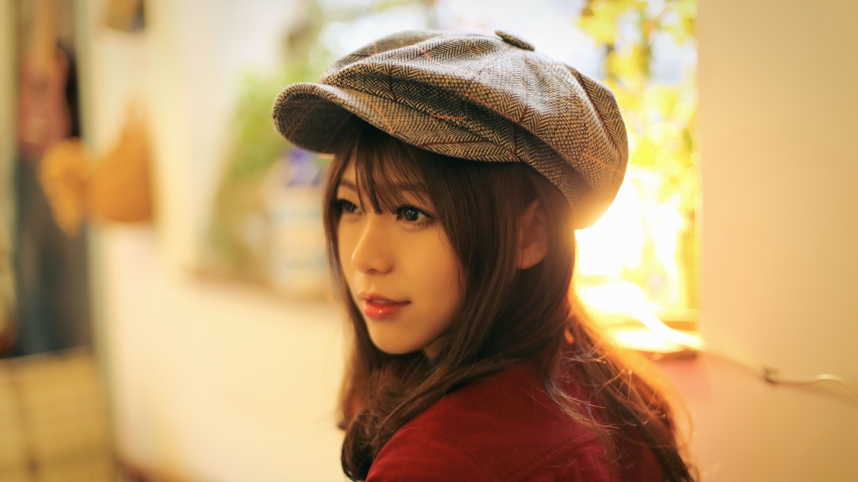 戴帽美女4K超清壁纸，3840x2160分辨率，高清美图一键下载
