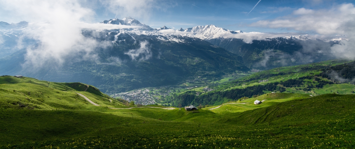 春日山景，高清4K壁纸，天空云卷云舒，3440x1440超清画质下载