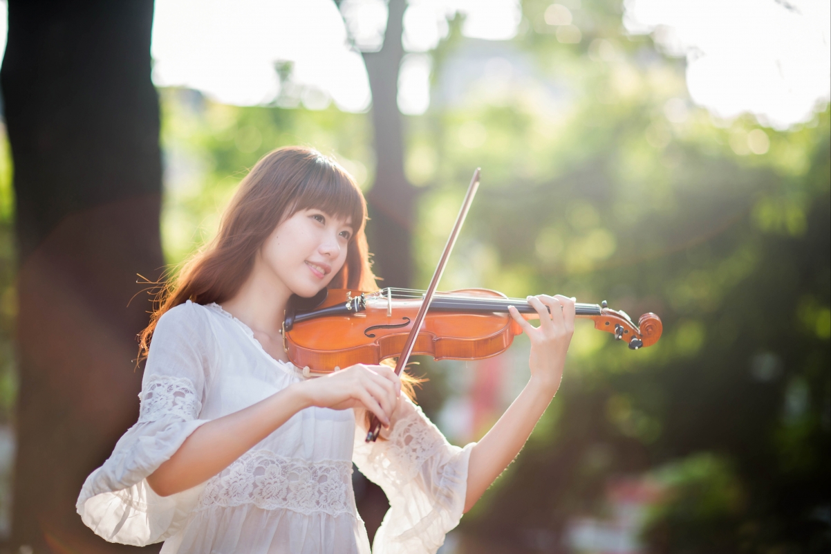 美女演奏小提琴，4K超清壁纸，4500x3000高清大图，免费下载