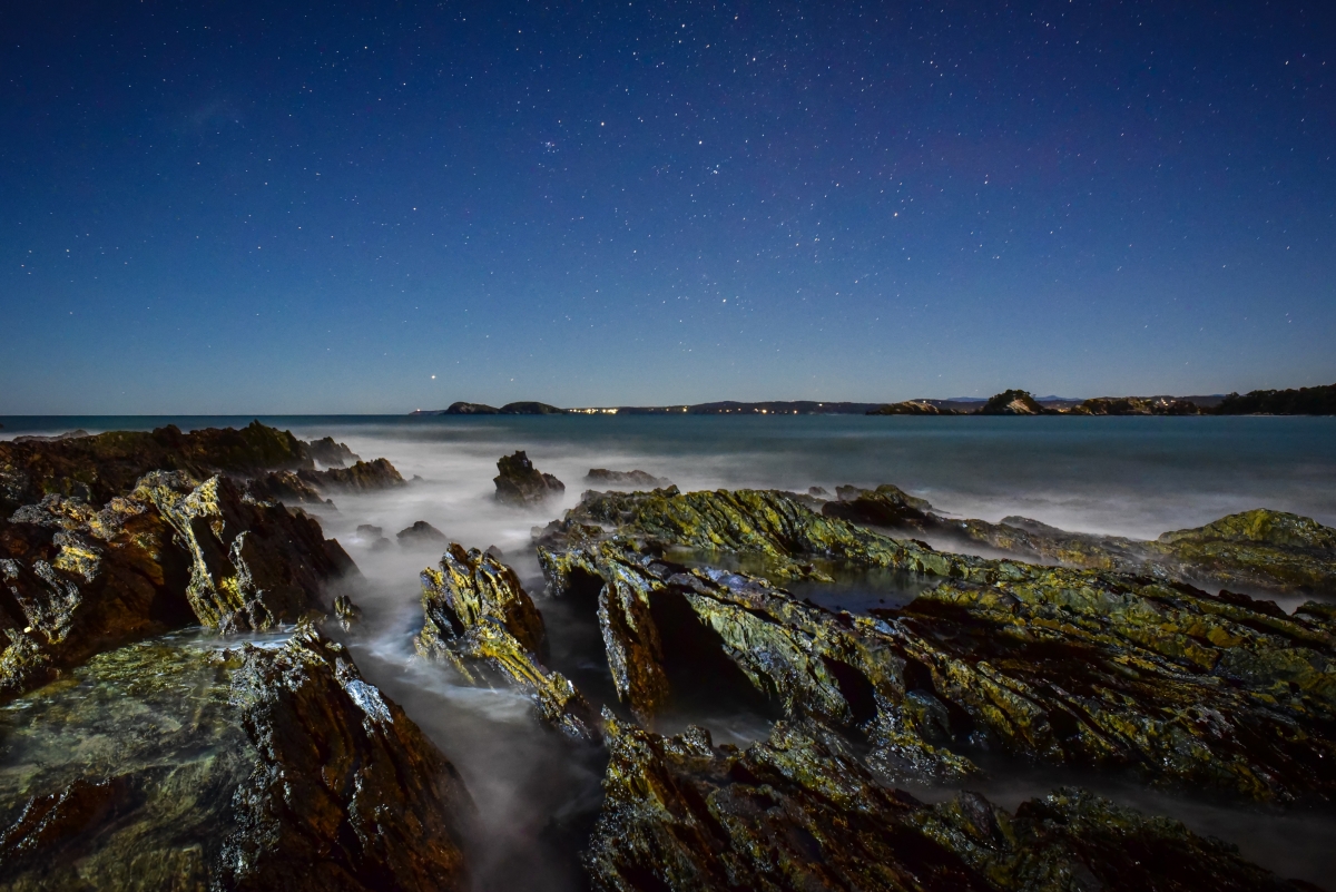 星空璀璨大海映，绝美夜景4K壁纸，高清下载，畅享视觉盛宴