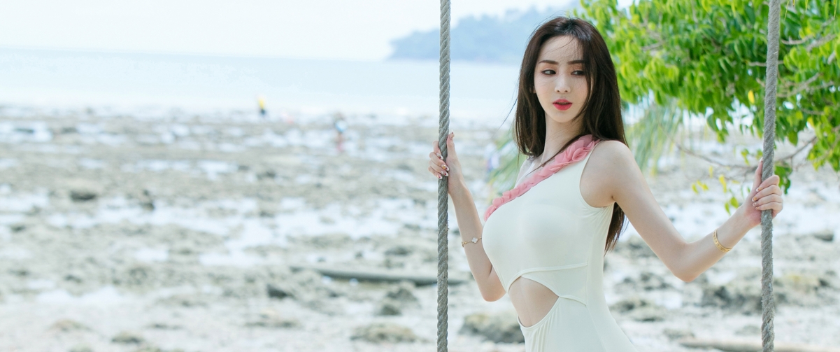 于思琪海边秋千倩影，超高清4K带鱼屏壁纸，3440x1440分辨率畅享下载
