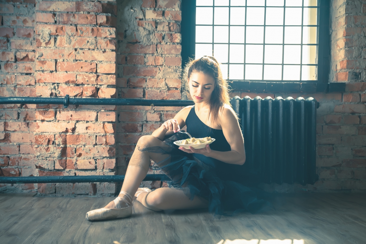 芭蕾舞女孩小憩时光，点心相伴，健身美女4K高清壁纸下载