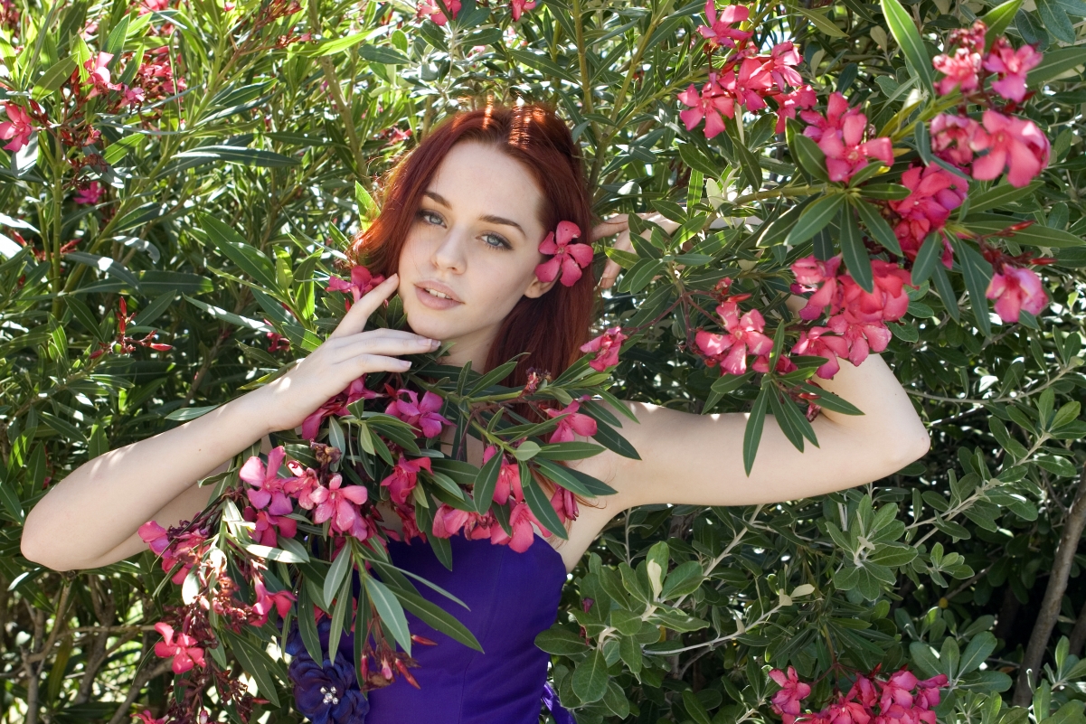 美女与鲜花共舞，超清4K壁纸，3888x2592高清大图，免费下载