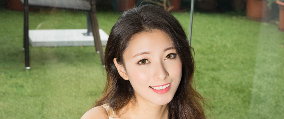 妮子甜美微笑，精选4K高清美女壁纸，3440x1440分辨率，一键下载享美图