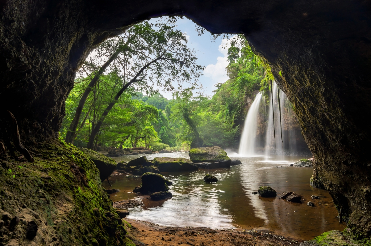 森林瀑布岩洞绝美4K风景壁纸，高清下载，畅享自然之美（4928x3264）
