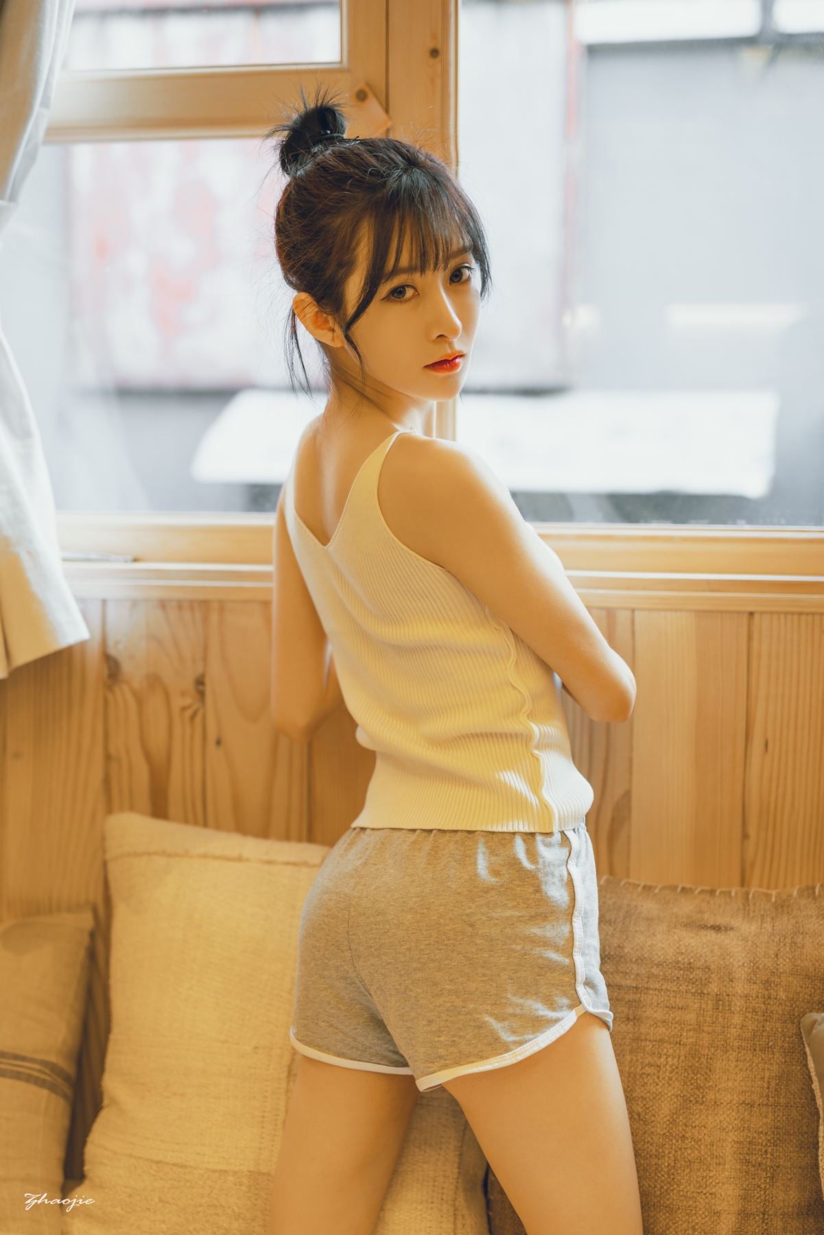 高清美女4K竖屏壁纸，居家好身材，2560x3840分辨率，免费下载