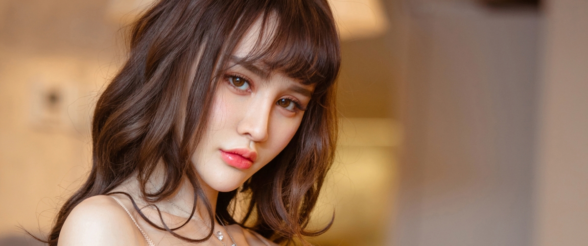Cheryl美女青树高清4K壁纸，3440x1440分辨率，免费下载