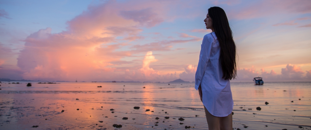 海边佳人热巴，3440x1440超高清4K美女壁纸，一键下载