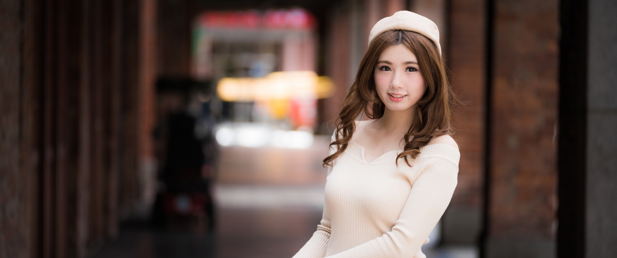 清纯美女长发披肩，毛衣温柔，4K高清壁纸3440x1440免费下载