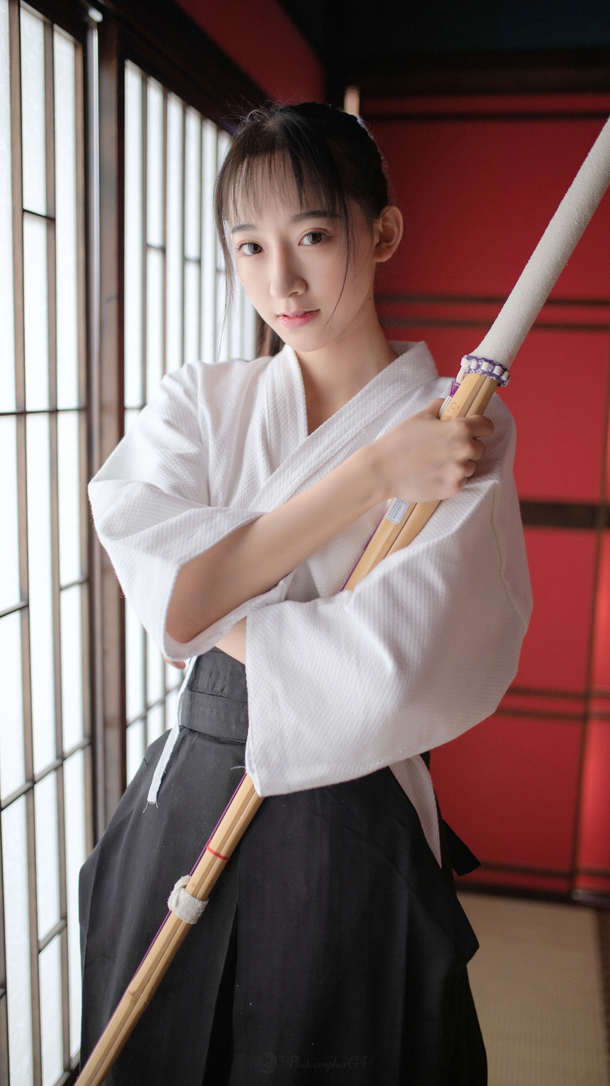 绝美剑道服女子4K超清竖屏手机壁纸，高清2160x3840分辨率，一键下载