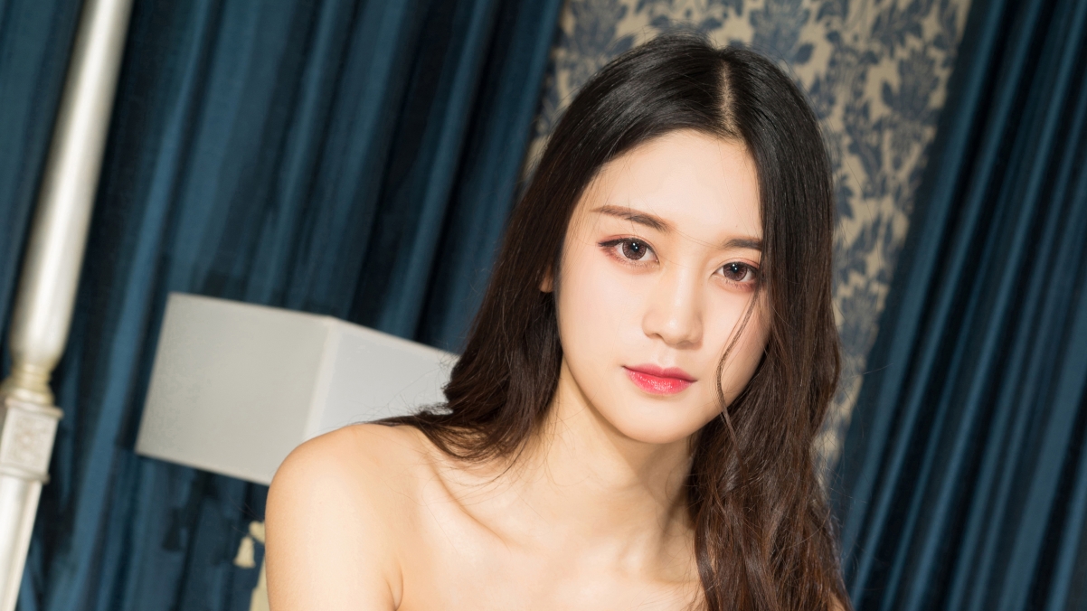 汤怡4K高清壁纸，性感长发美女模特，3840x2160分辨率美图下载