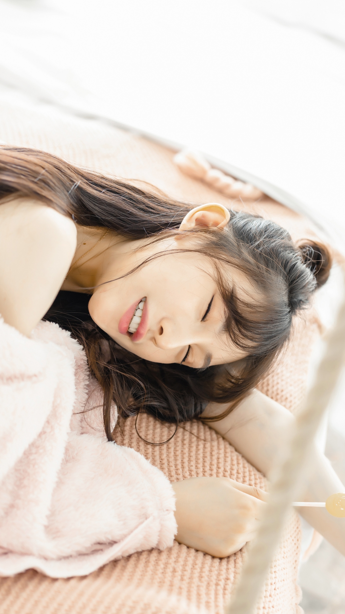 刘奕宁，迷人闭眼微笑美女，4K超清竖屏手机壁纸，2160x3840高清下载