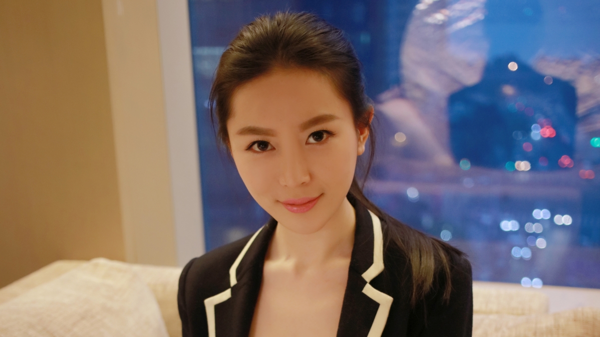 慕羽茜优雅亮相，黑色外套气质美女高清4K壁纸，3840x2160分辨率畅享下载