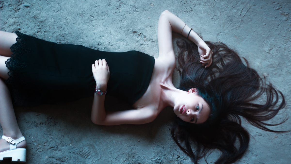 高清美女壁纸，穿裙女孩地板写真，5K画质，绝美大片任你下载