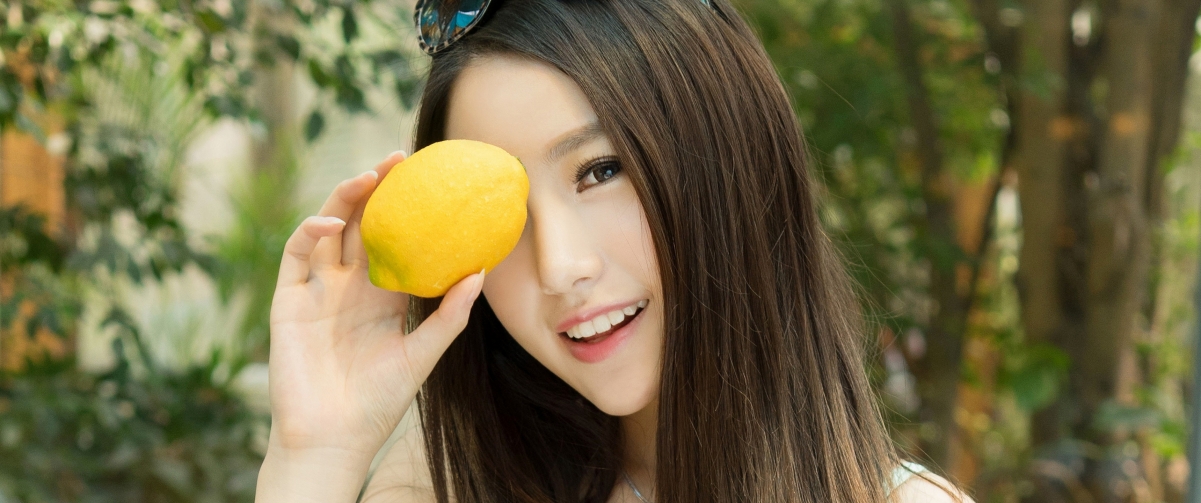 刘奕宁可爱美照，清新柠檬主题4K高清壁纸，3440x1440分辨率，一键下载