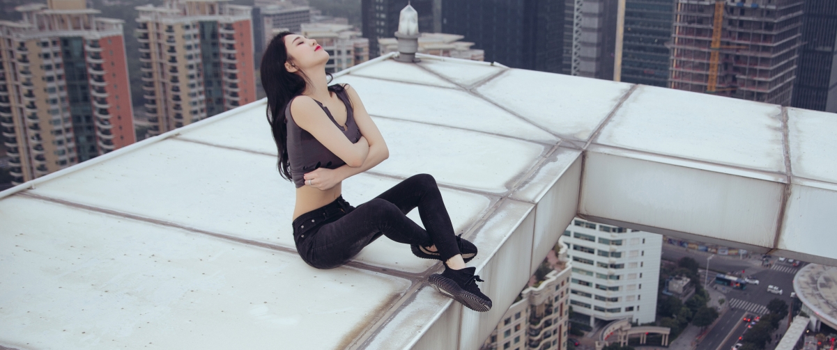 李倩倩绝美身材，天台倩影4K高清壁纸，3440x1440超清下载