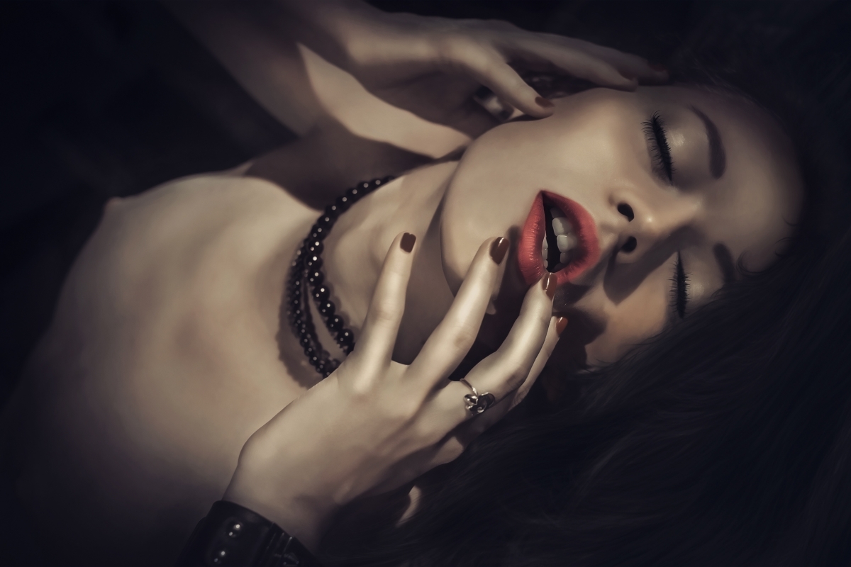 绝美4K性感红唇美女壁纸，高清4896x3264大图，一键下载！