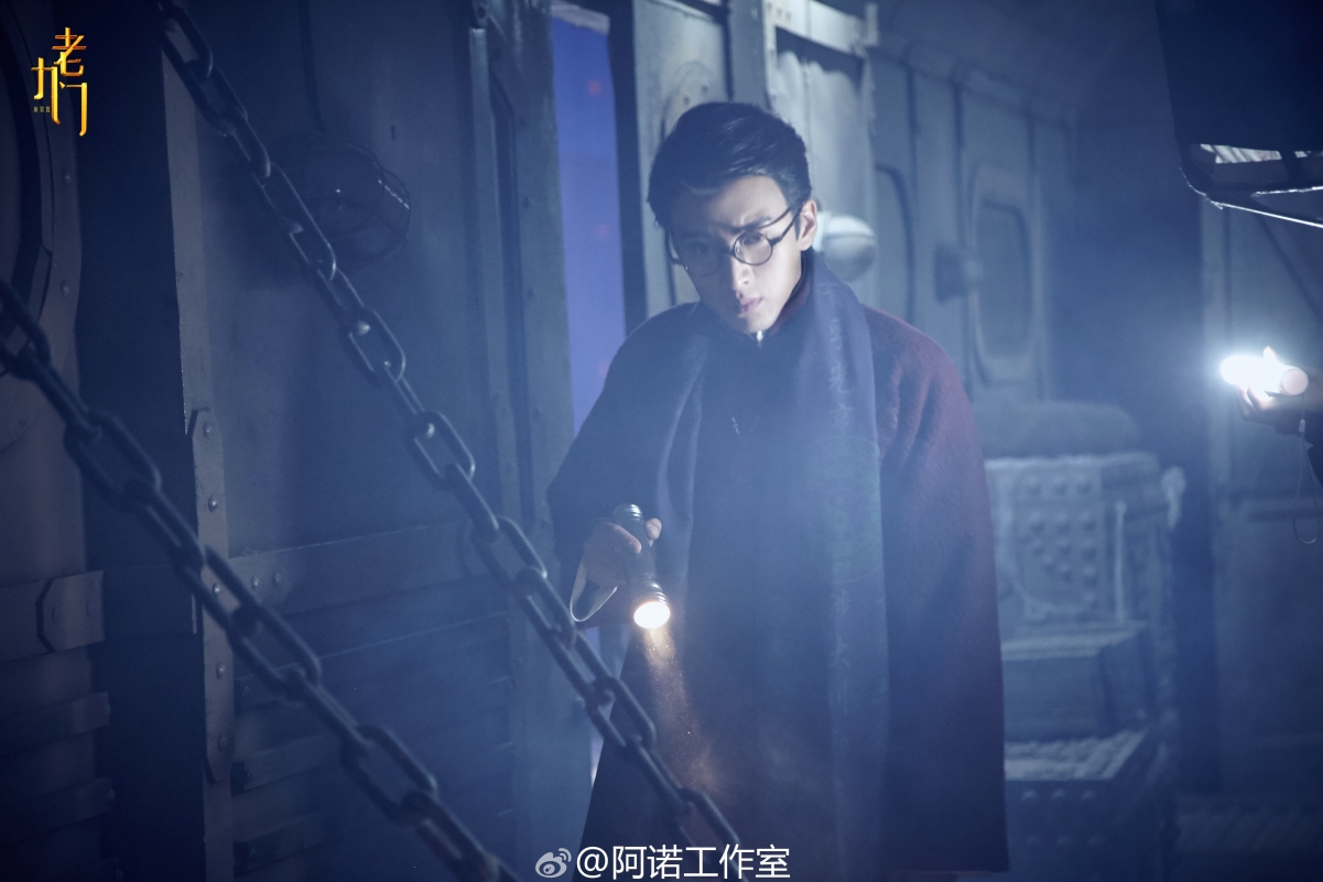 老九门应昊茗齐铁嘴墓中探险剧照，手电筒照亮神秘世界，4K高清壁纸下载