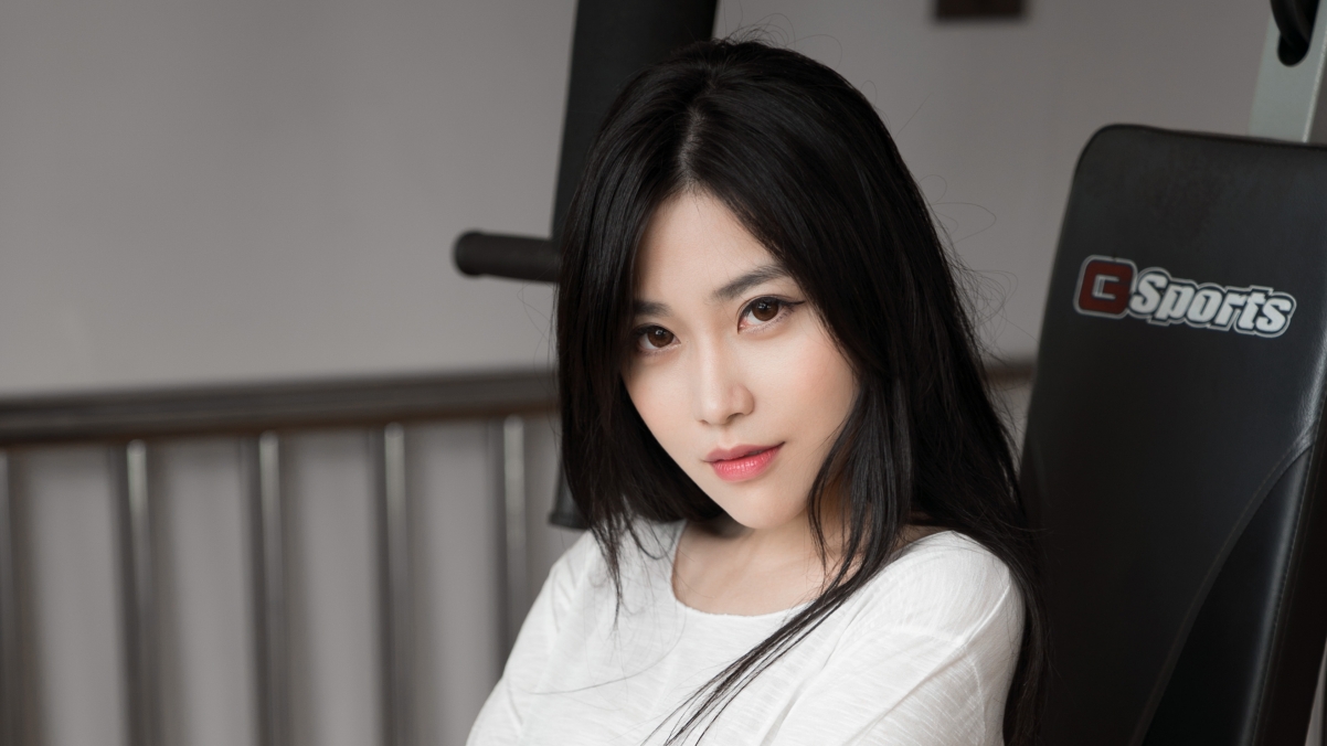 长发白衣女神承诺赠送绝美4K壁纸，高清3840x2160分辨率，免费下载