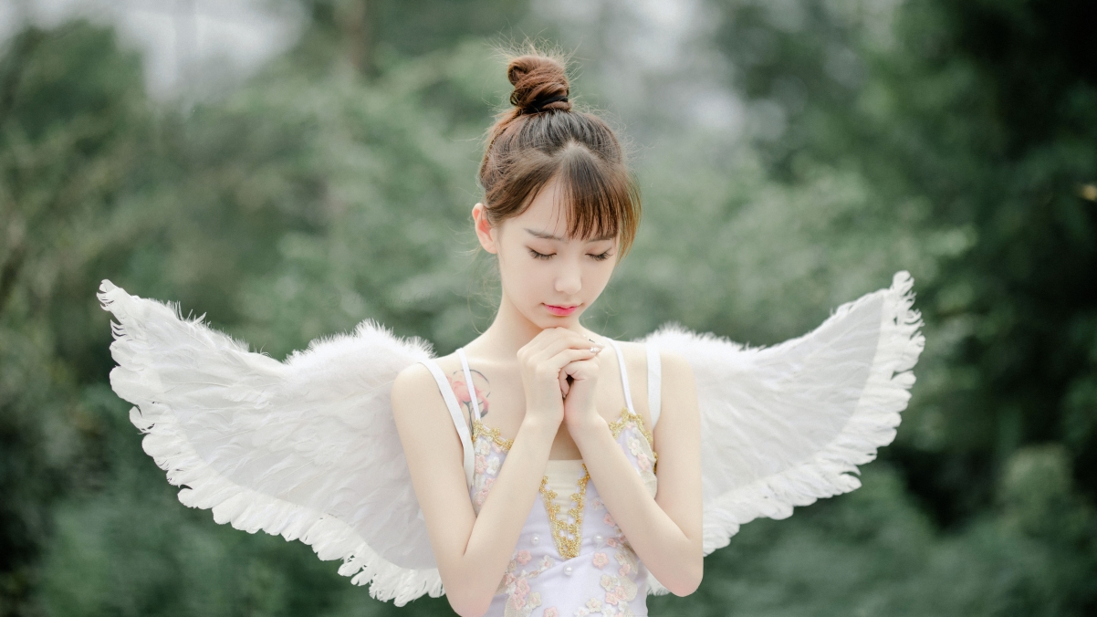 可爱天使美女4K高清壁纸，许愿主题，3840x2160分辨率，免费下载