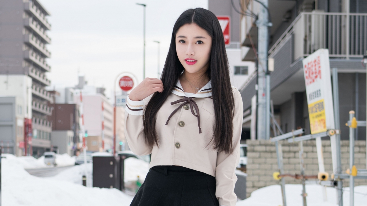 清纯美女陈嘉嘉4K壁纸，白衬衫配黑裙，长发飘逸，高清3840x2160下载