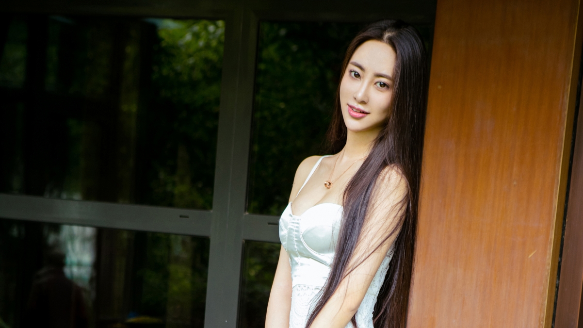 白色裙子美女模特风采，Angelababy飞姿4K超清壁纸，3840x2160高清大图免费下载