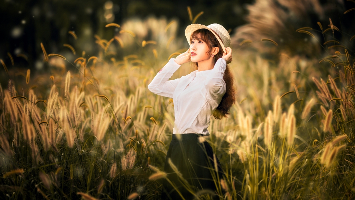 清新美女戴太阳帽，户外摄影佳作，狗尾巴草点缀，4K高清壁纸免费下载