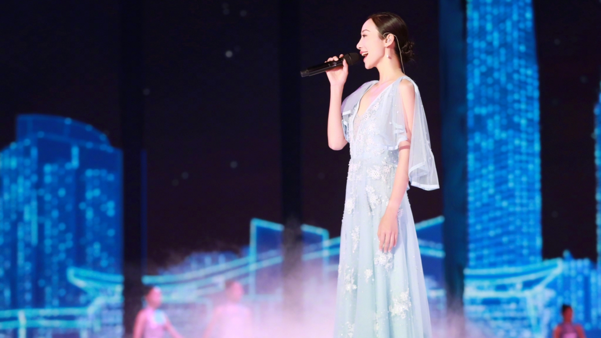 韩雪舞台风采绝美，侧脸4K高清壁纸，3840x2160分辨率，免费下载