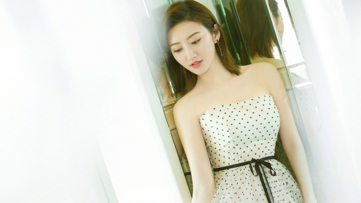景甜抹胸裙惊艳亮相，4K高清美女壁纸，3840x2160分辨率免费下载