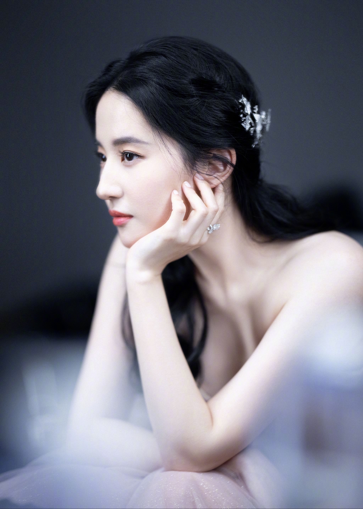 刘亦菲绝美侧颜，高清4K全面屏手机壁纸，2743x3840超高清下载