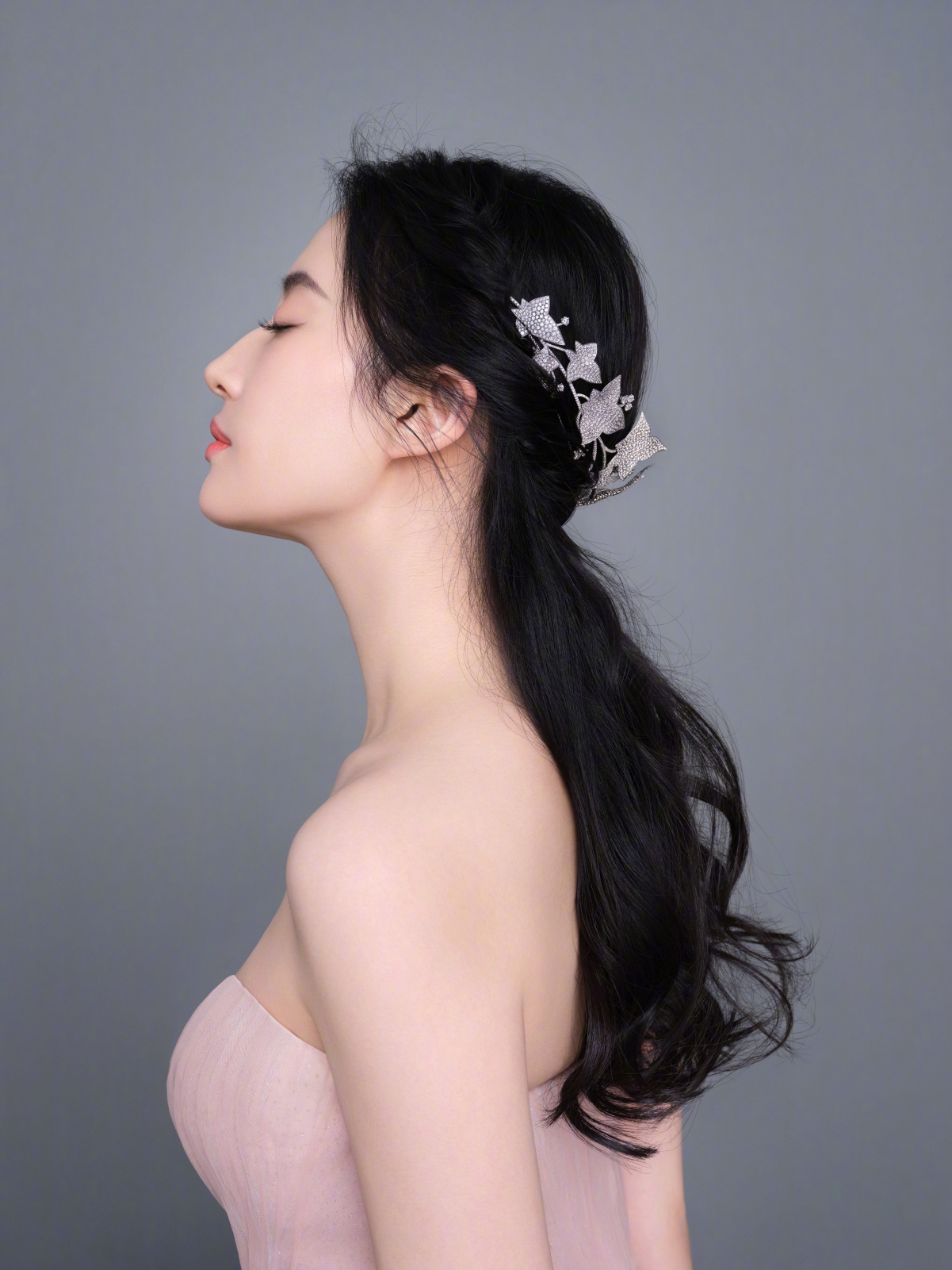 刘亦菲闭眼侧颜美图，露肩连衣裙4K超清壁纸，全面屏适配，高清下载