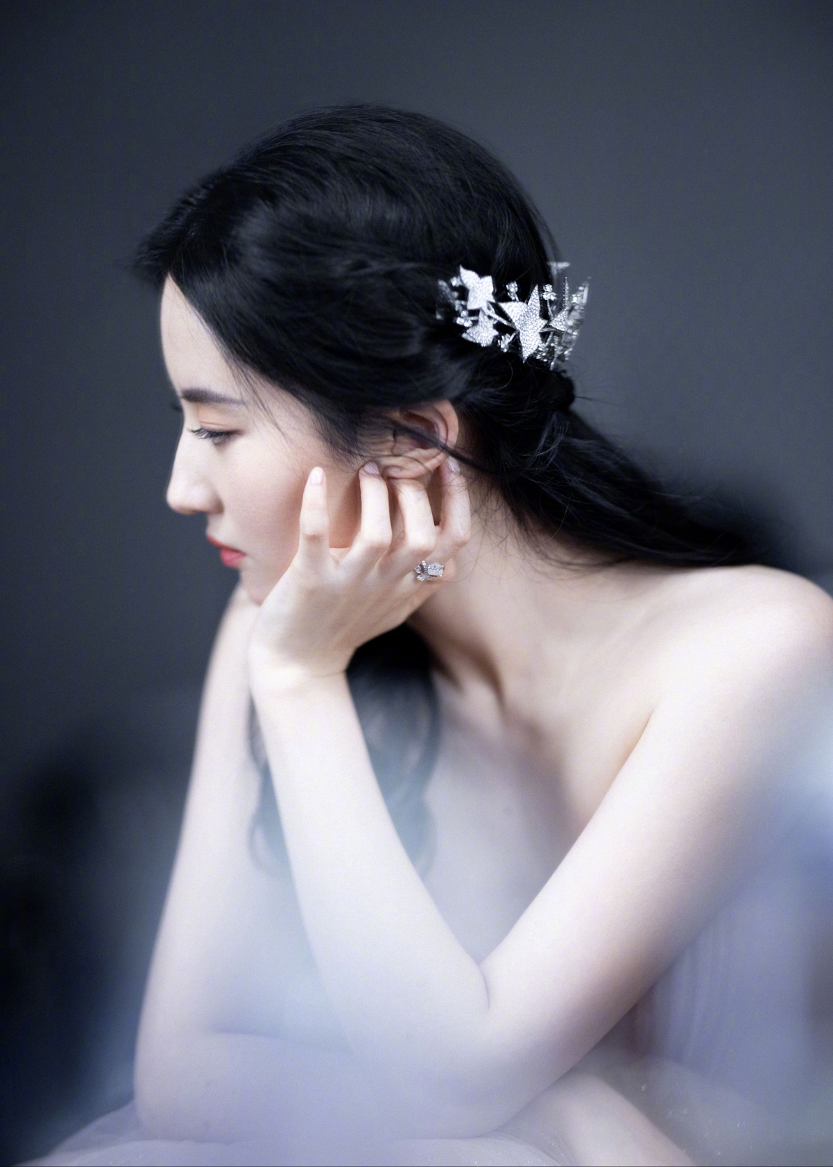 刘亦菲绝美侧颜，全面屏4K高清壁纸，2743x3840分辨率，一键下载！