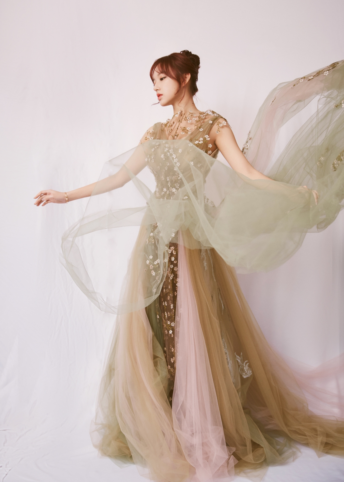 程潇绝美长裙壁纸，高清竖屏4K手机图片，免费下载3840x5376