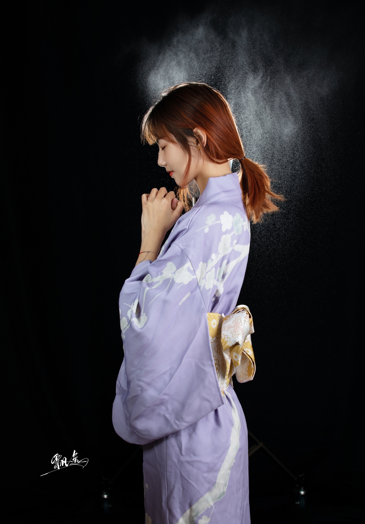 和服佳人祈祷美图，高清竖屏4K手机壁纸，2672x3840分辨率，免费下载