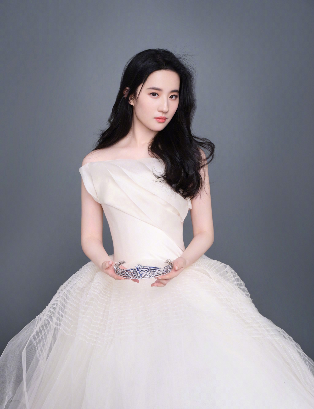 刘亦菲优雅白裙礼服，超高清4K全面屏手机壁纸，2948x3840分辨率，免费下载