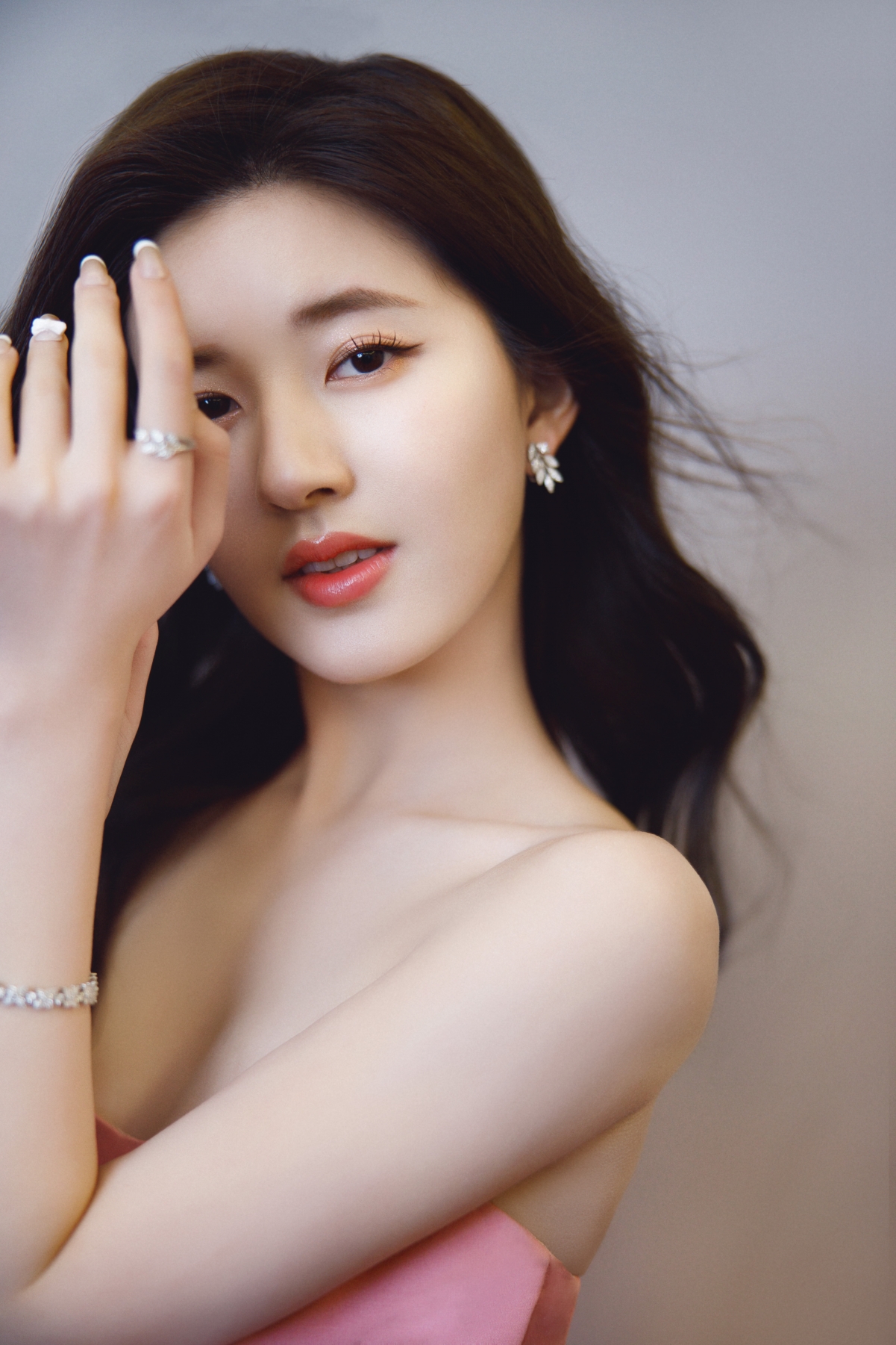 赵露思绝美竖屏4K手机壁纸，高清美女明星图片，超清4480x6720分辨率，一键下载！