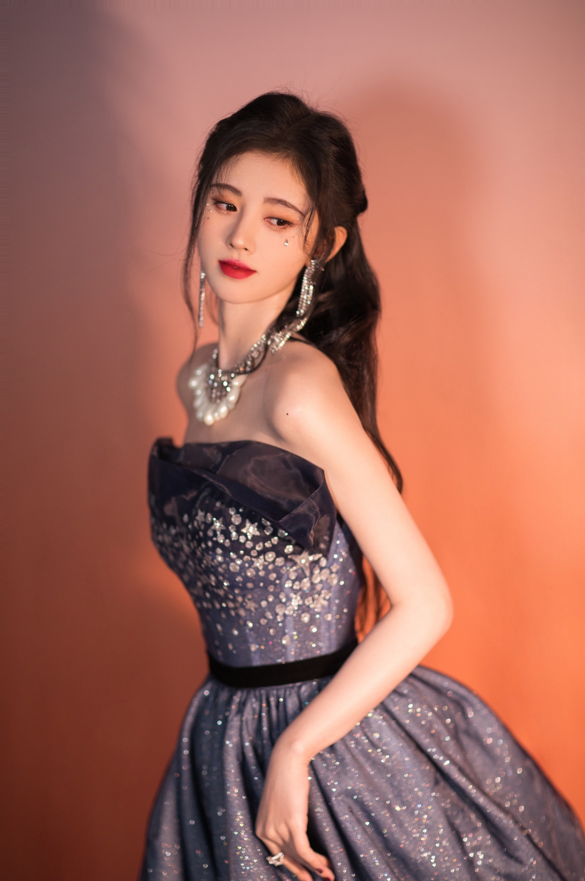 鞠婧祎绝美露肩抹胸装，高清4K竖屏美女壁纸，2677x4032超清下载