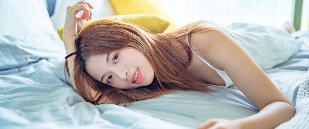 清纯美女长发睡衣壁纸，高清4K带鱼屏版，3440x1440超清下载