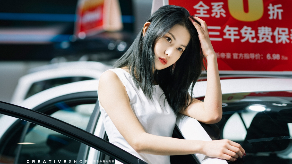 高清美女车展壁纸，3840x2160 4K分辨率，电脑桌面美化首选
