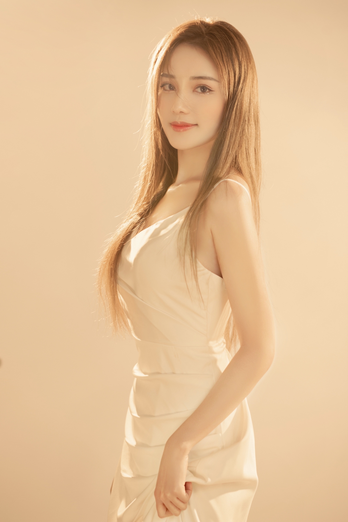 长发女神绝美摄影，竖屏4K手机壁纸，高清美女图片，2688x4032分辨率，一键下载