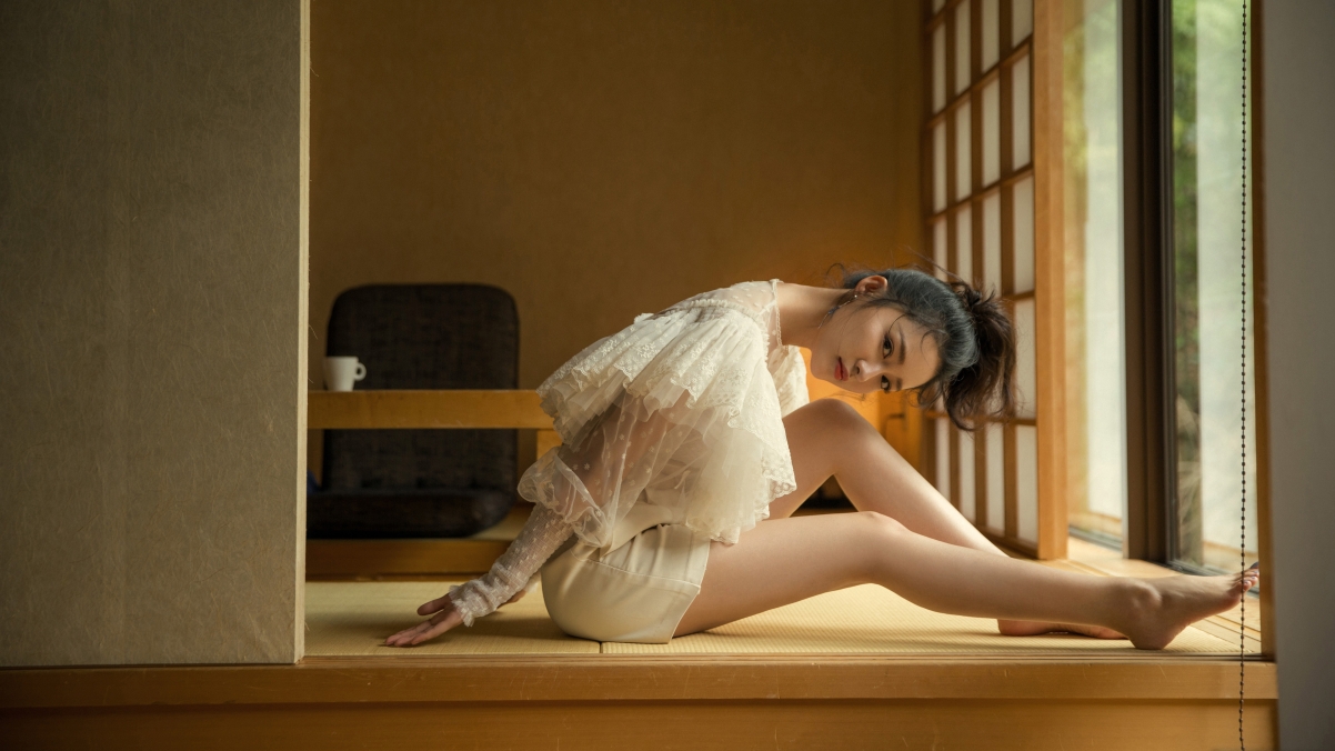 李沁美腿惊艳，家居草席风情，超高清4K美女壁纸下载