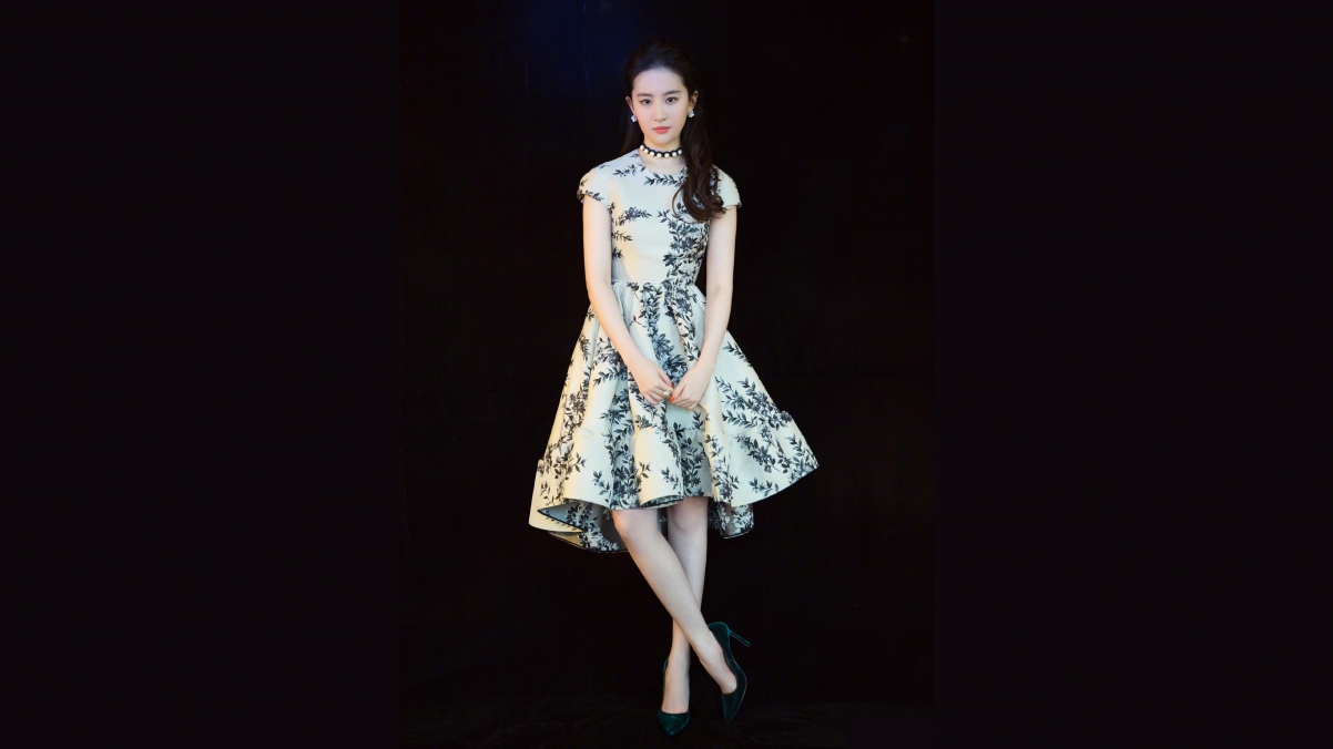 刘亦菲优雅倩影，素雅裙装展魅力，高清4K美女壁纸3840x2160免费下载